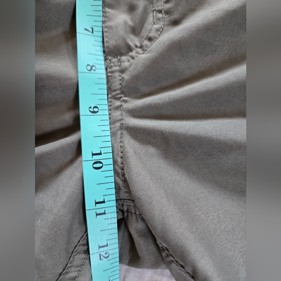 Oakley | Men's Kaki Cargo Shorts, Size 32 - Picture 4 of 6